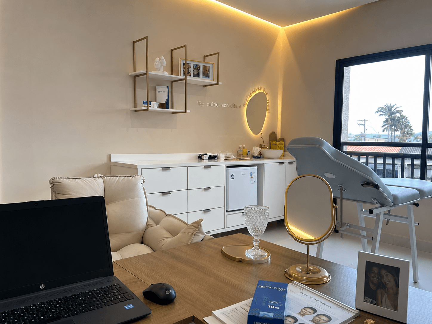 Sala de atendimento da clínica com bancada e espelho dourado