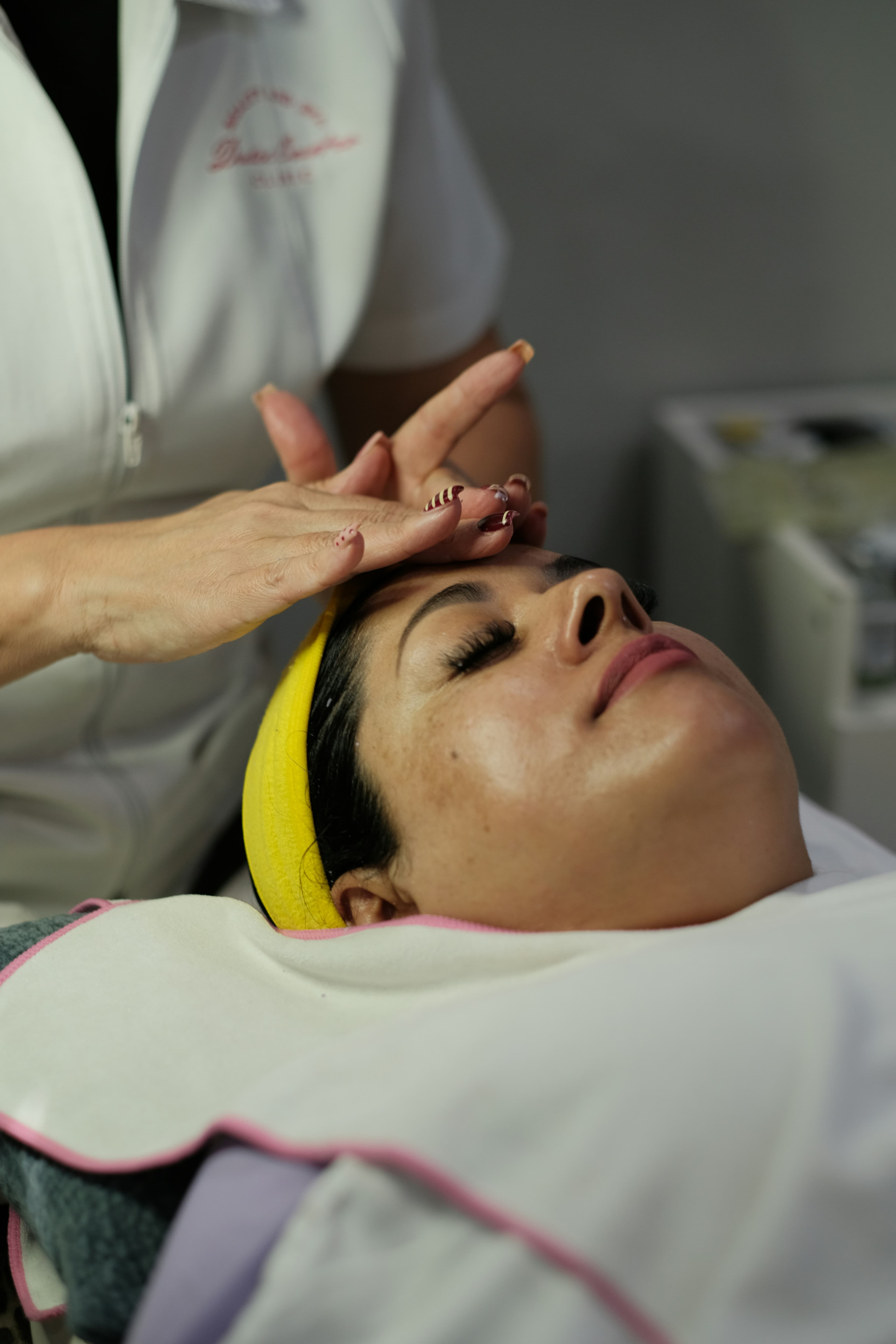 Massagem facial durante tratamento de cuidados com a pele
