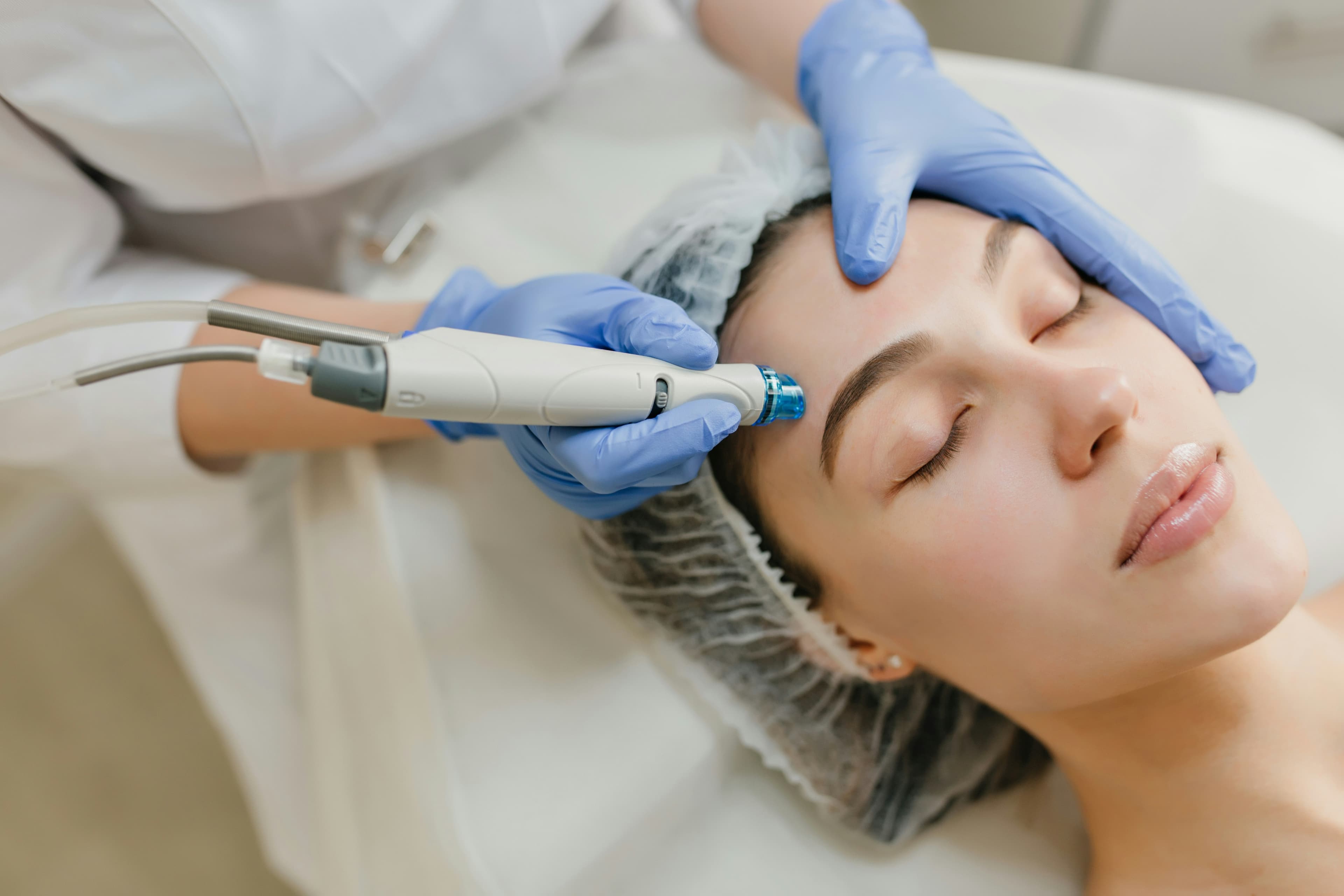 Tratamento facial de rejuvenescimento com aparelho
